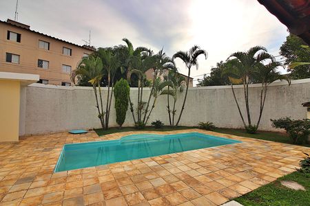 Casa à venda com 454m², 4 quartos e 4 vagasPiscina