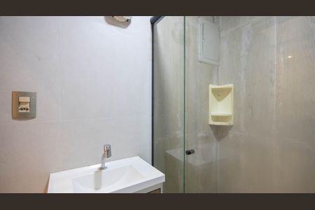 Banheiro de kitnet/studio para alugar com 1 quarto, 28m² em Vila Mazzei, São Paulo