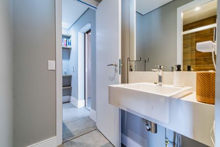 Apartamento à venda com 380m², 5 quartos e 3 vagas Apartamento à venda com 380m², 5 quartos e 3 vagasBanheiro 2