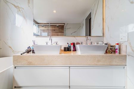 Apartamento à venda com 380m², 5 quartos e 3 vagas Apartamento à venda com 380m², 5 quartos e 3 vagasSuite 01 - Banheiro