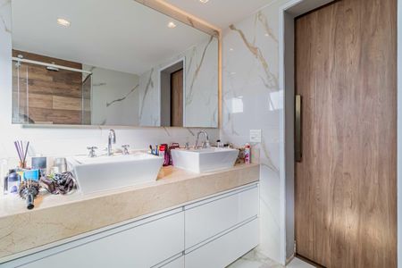 Apartamento à venda com 380m², 5 quartos e 3 vagas Apartamento à venda com 380m², 5 quartos e 3 vagasSuite 01 - Banheiro