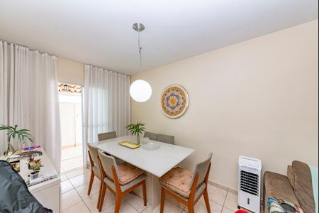 Casa de condomínio à venda com 143m², 3 quartos e 2 vagas Casa de condomínio à venda com 143m², 3 quartos e 2 vagasSala