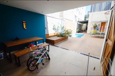 Casa à venda com 250m², 3 quartos e sem vagaÁrea externa