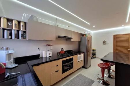 Casa à venda com 200m², 3 quartos e 4 vagasFoto 01
