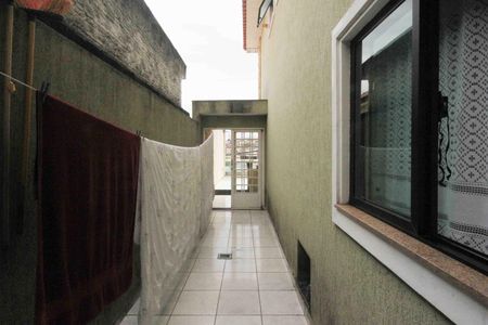 Casa à venda com 138m², 3 quartos e 2 vagas Casa à venda com 138m², 3 quartos e 2 vagasCorredor lateral