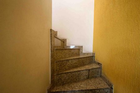 Casa à venda com 138m², 3 quartos e 2 vagas Casa à venda com 138m², 3 quartos e 2 vagasEscada