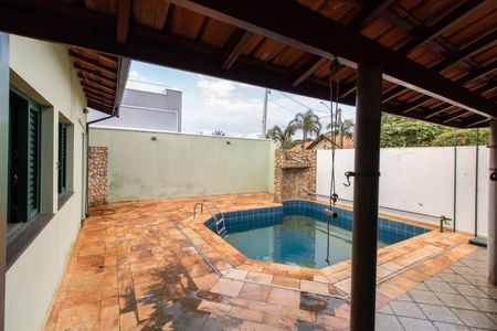 Casa à venda com 390m², 4 quartos e sem vagaÁrea Externa/Piscina 