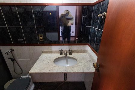 Casa à venda com 390m², 4 quartos e sem vagaBanheiro da Suíte 2