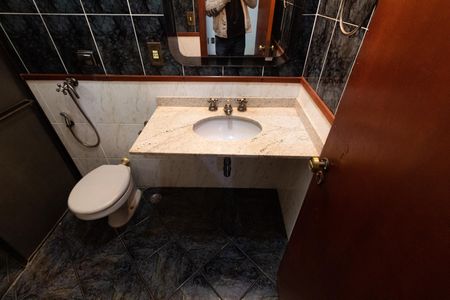 Casa à venda com 390m², 4 quartos e sem vagaBanheiro da Suíte 