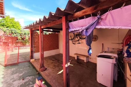 Casa à venda com 300m², 3 quartos e 4 vagasQuintal - Fundos