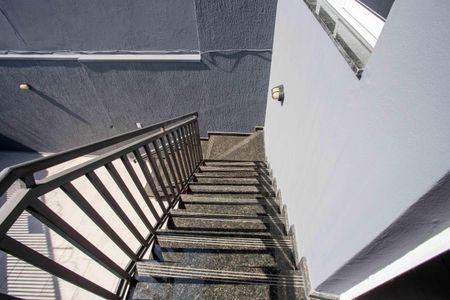 Casa para alugar com 130m², 2 quartos e 2 vagasEscada