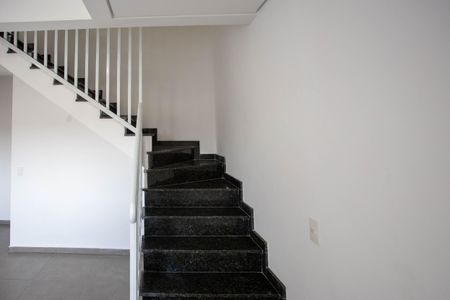 Casa para alugar com 130m², 2 quartos e 2 vagasEscada