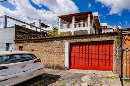 Casa à venda com 188m², 3 quartos e 4 vagas Casa à venda com 188m², 3 quartos e 4 vagasFachada