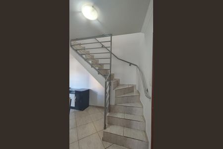 Apartamento à venda com 100m², 2 quartos e 1 vagaEscada