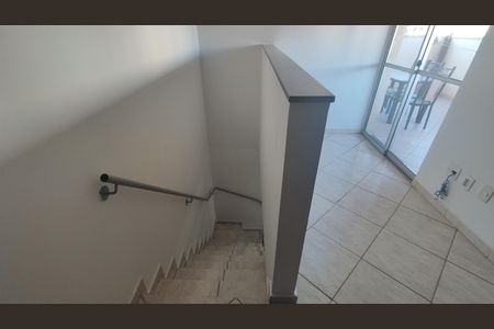 Apartamento à venda com 100m², 2 quartos e 1 vagaEscada