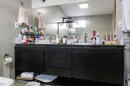 Casa à venda com 321m², 4 quartos e 4 vagasBanheiro da suíte