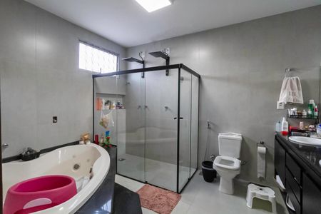 Casa à venda com 321m², 4 quartos e 4 vagasBanheiro da suíte