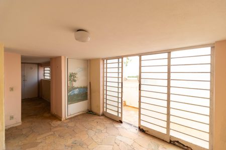 Casa à venda com 237m², 3 quartos e 4 vagas Casa à venda com 237m², 3 quartos e 4 vagasPorão