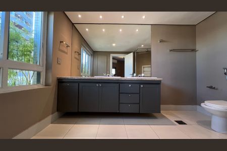 Apartamento à venda com 279m², 4 quartos e 4 vagasBanheiro da Suíte 3