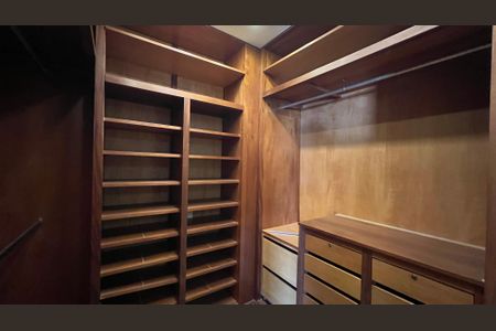 Apartamento à venda com 279m², 4 quartos e 4 vagasCloset da suíte 3