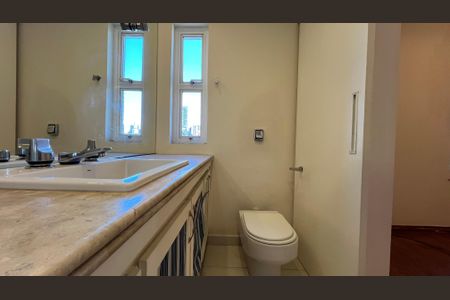 Apartamento à venda com 279m², 4 quartos e 4 vagasBanheiro da Suíte 2