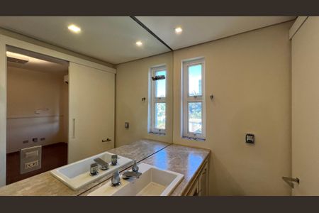 Apartamento à venda com 279m², 4 quartos e 4 vagasBanheiro da Suíte 2