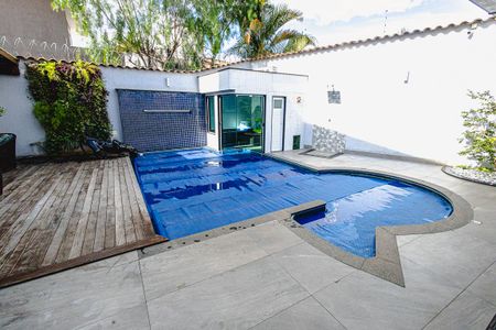 Casa à venda com 214m², 3 quartos e 6 vagasPiscina