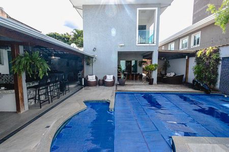 Casa à venda com 214m², 3 quartos e 6 vagasPiscina