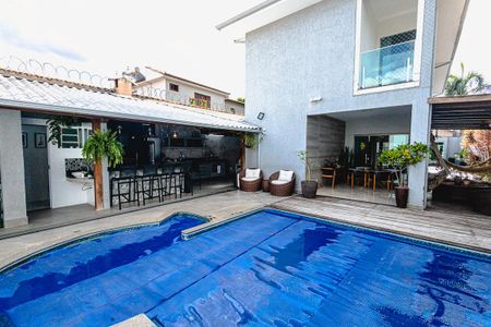Casa à venda com 214m², 3 quartos e 6 vagasPiscina
