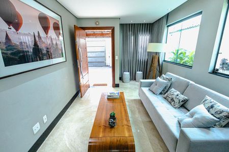 Casa à venda com 214m², 3 quartos e 6 vagasSala