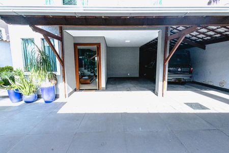 Casa à venda com 214m², 3 quartos e 6 vagasEstacionamento