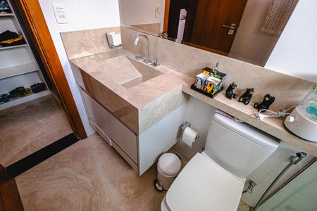 Casa à venda com 214m², 3 quartos e 6 vagasBanheiro da Suíte 2