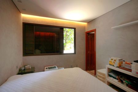 Apartamento à venda com 275m², 4 quartos e 3 vagasSuite 2