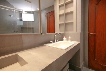 Apartamento à venda com 275m², 4 quartos e 3 vagasBanheiro da Suíte 2