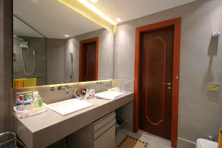 Apartamento à venda com 275m², 4 quartos e 3 vagasBanheiro da Suíte 1