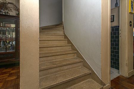 Casa para alugar com 300m², 4 quartos e 2 vagasEscada