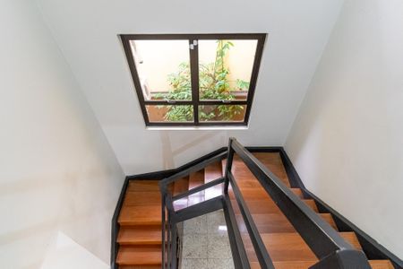 Casa à venda com 298m², 4 quartos e 3 vagasEscada