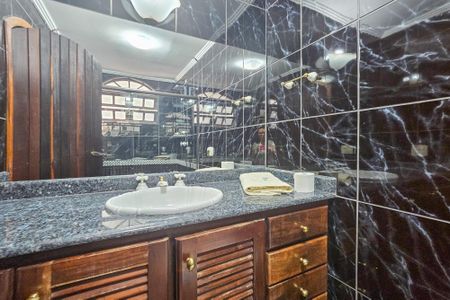 Casa para alugar com 398m², 3 quartos e 2 vagas Casa para alugar com 398m², 3 quartos e 2 vagasbanheiro da suíte 2