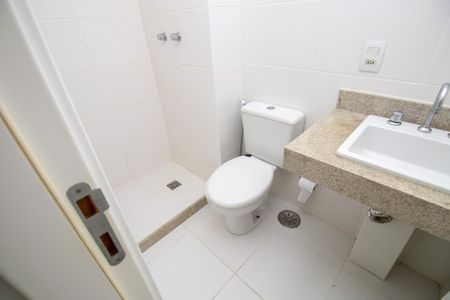 Apartamento à venda com 70m², 2 quartos e 1 vaga Apartamento à venda com 70m², 2 quartos e 1 vagaBanheiro da Suíte 2