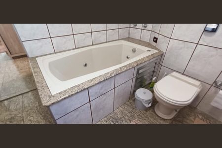 Casa à venda com 220m², 3 quartos e 4 vagasBanheiro da Suíte