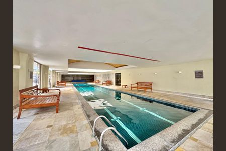 Apartamento à venda com 230m², 4 quartos e 4 vagas Apartamento à venda com 230m², 4 quartos e 4 vagasPiscina coberta