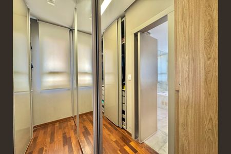 Apartamento à venda com 230m², 4 quartos e 4 vagas Apartamento à venda com 230m², 4 quartos e 4 vagasCloset