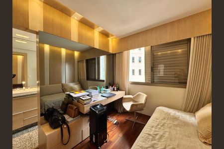 Apartamento à venda com 230m², 4 quartos e 4 vagas Apartamento à venda com 230m², 4 quartos e 4 vagasQuarto Suíte 2