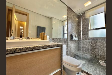 Apartamento à venda com 230m², 4 quartos e 4 vagas Apartamento à venda com 230m², 4 quartos e 4 vagasBanheiro da Suíte 3