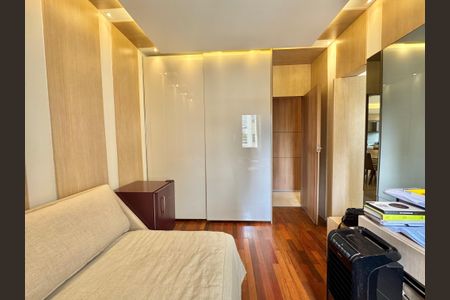 Apartamento à venda com 230m², 4 quartos e 4 vagas Apartamento à venda com 230m², 4 quartos e 4 vagasQuarto Suíte 2