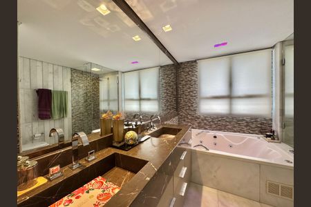 Apartamento à venda com 230m², 4 quartos e 4 vagas Apartamento à venda com 230m², 4 quartos e 4 vagasBanheiro da Suíte 1