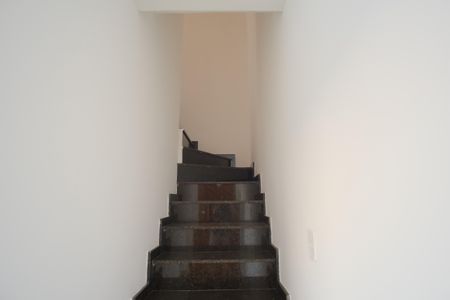 Casa de condomínio à venda com 110m², 2 quartos e 2 vagasEscada