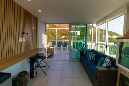 Apartamento à venda com 230m², 3 quartos e 2 vagas Apartamento à venda com 230m², 3 quartos e 2 vagasCobertura