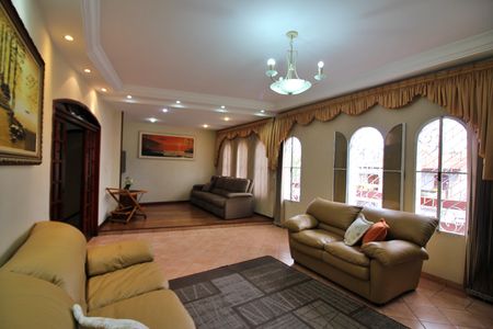 Casa à venda com 372m², 4 quartos e 1 vagaSala