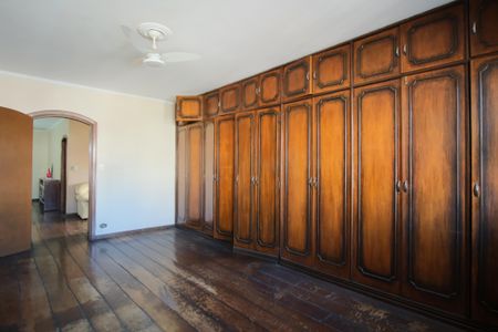 Casa à venda com 320m², 4 quartos e 5 vagasSuíte 2